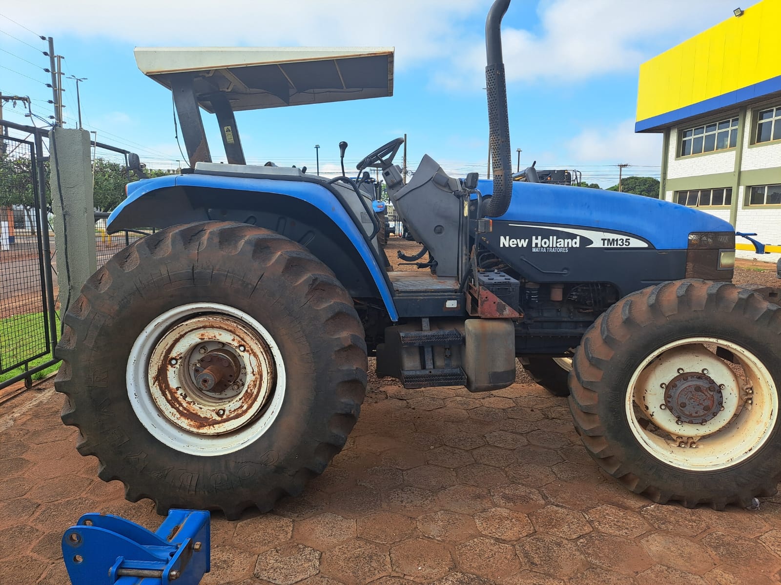 Trator New Holland TM 135 ano 2005