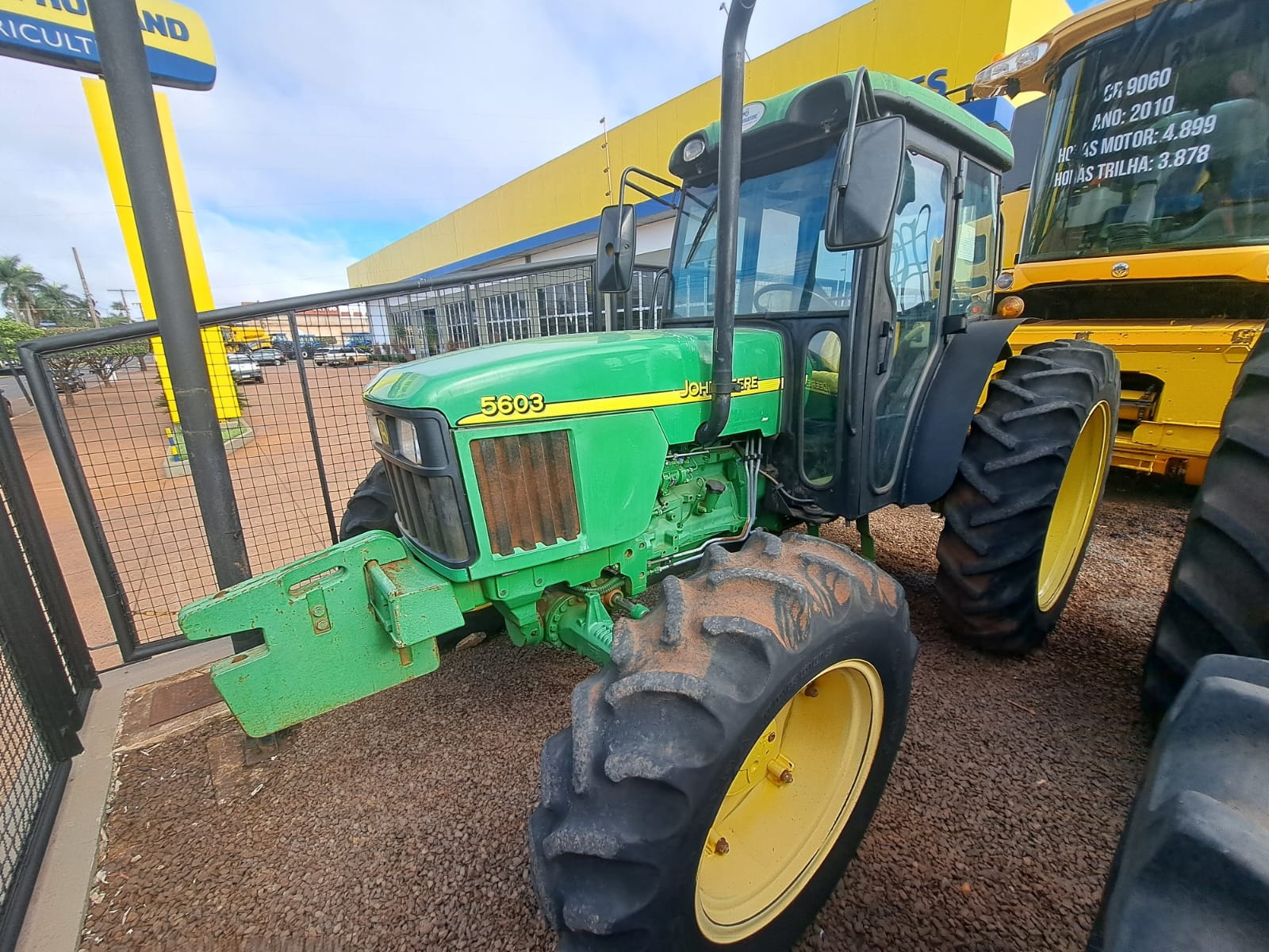 Trator John Deere 5603 ano 2010