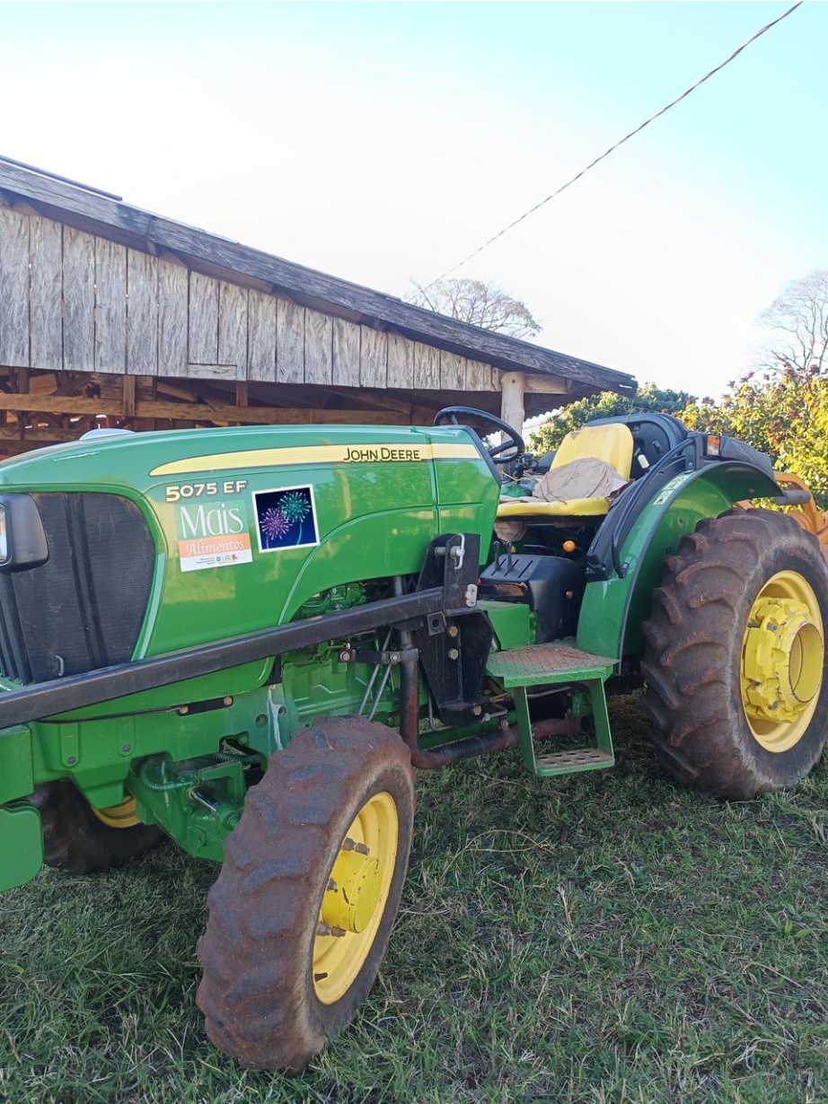 Trator John Deere 5075EF ano 2015
