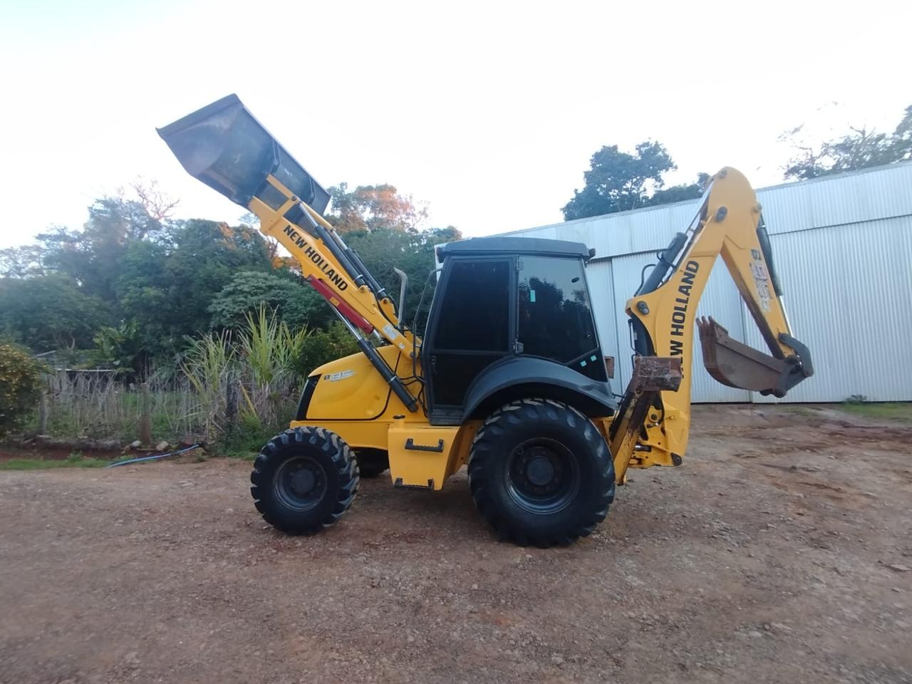 Retroescavadeira New Holland B95B 4x4 ano 2018