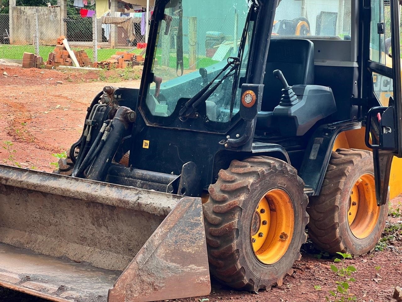 Mini Carregadeira JCB 155 ano 2023