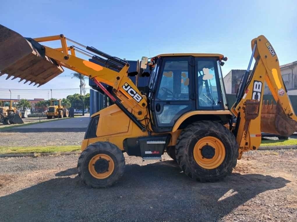 Retroescavadeira JCB 3CX ano 2021