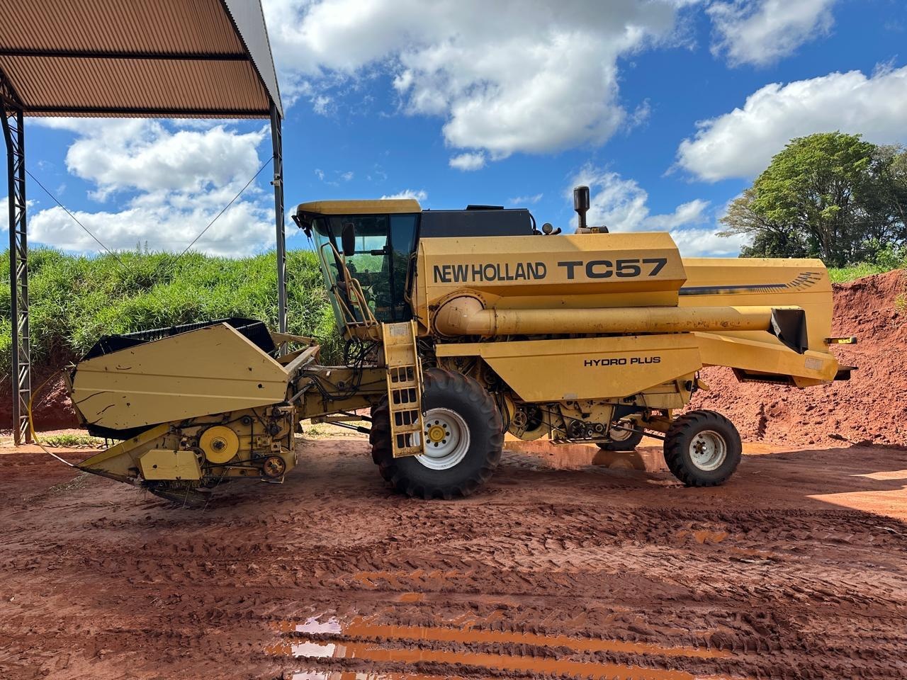 Colheitadeira New Holland TC 57 ano 2002