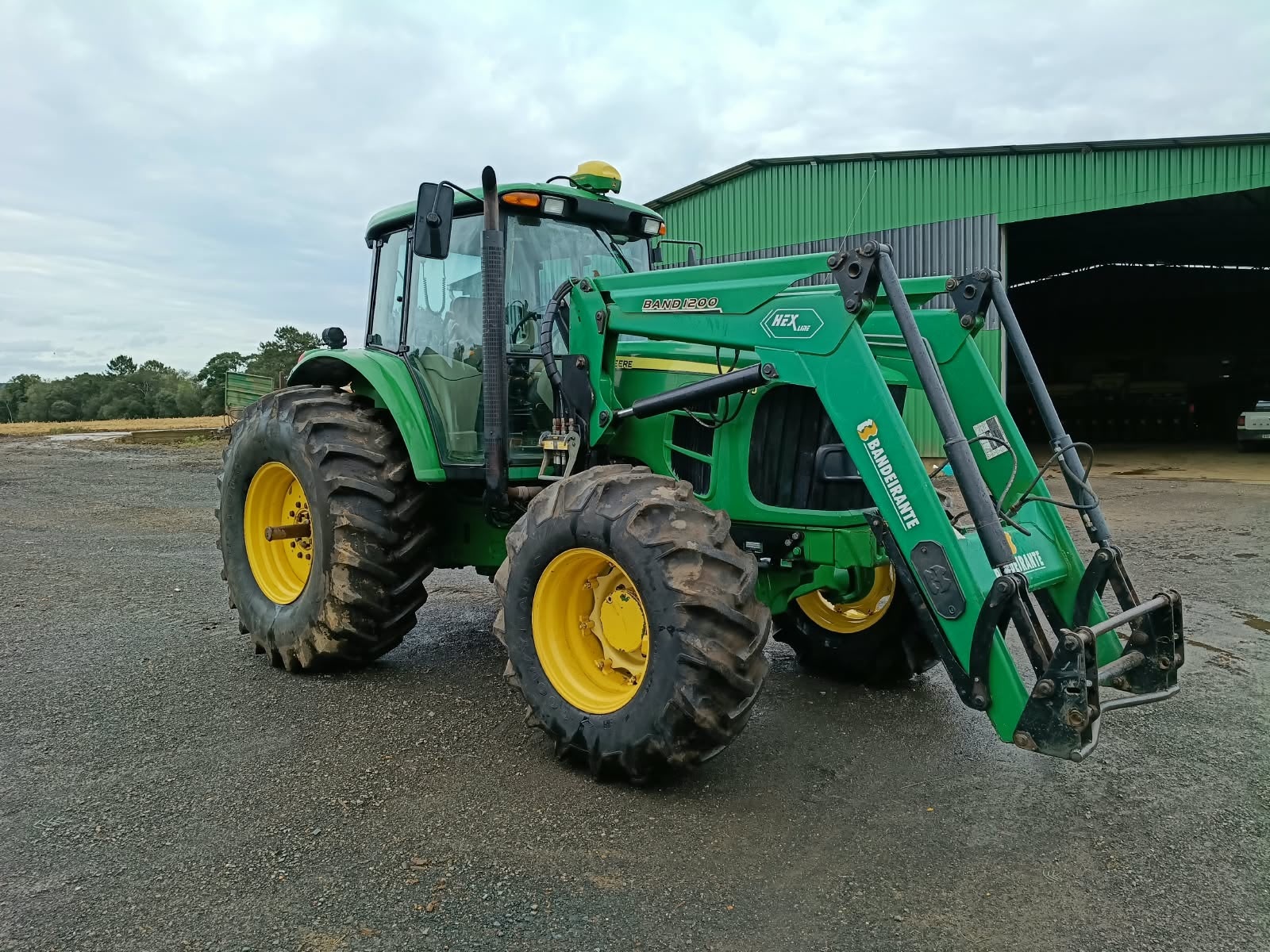 Trator John Deere 6145J ano 2012