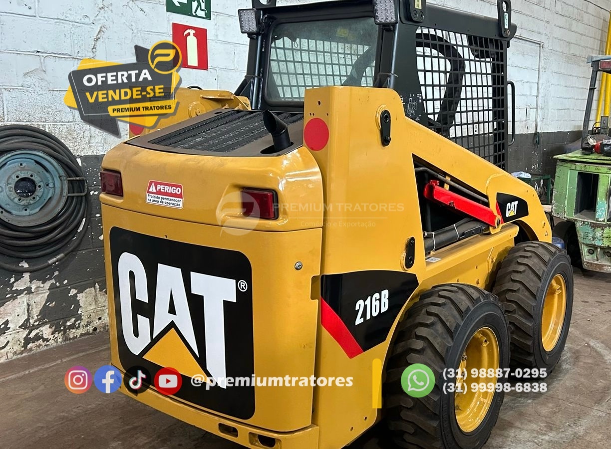 Mini Carregadeira Caterpillar 216B ano 2012