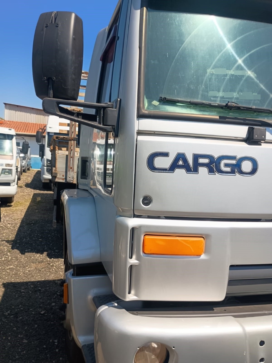 Caminhão Ford Cargo 1317E ano 2011