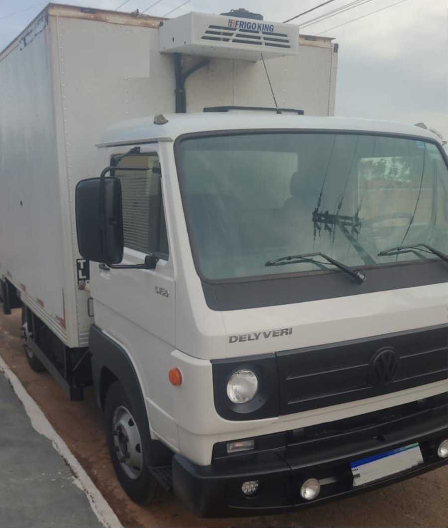 Caminhão Volkswagen Delivery 8-150 ano 2014