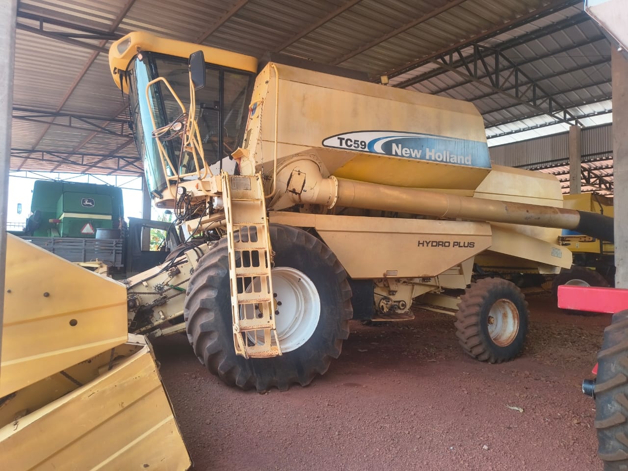 Colheitadeira New Holland TC 59 ano 2004