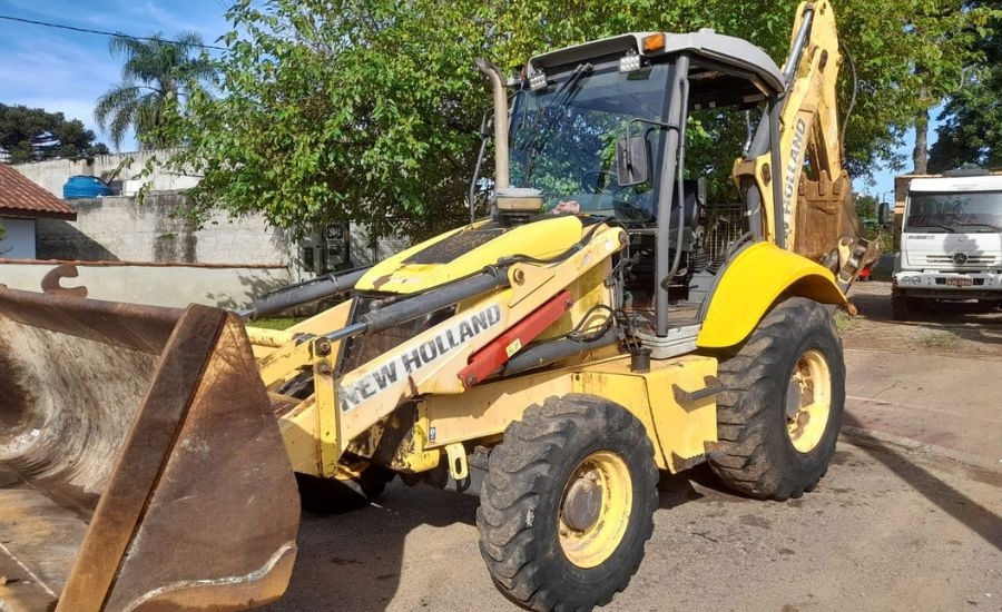 Retroescavadeira New Holland B95B 4x4 ano 2013