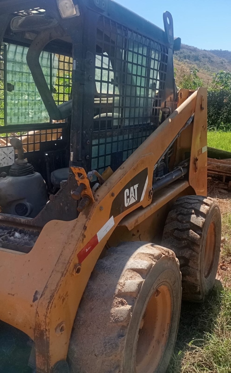 Mini Carregadeira Caterpillar 226B ano 2011