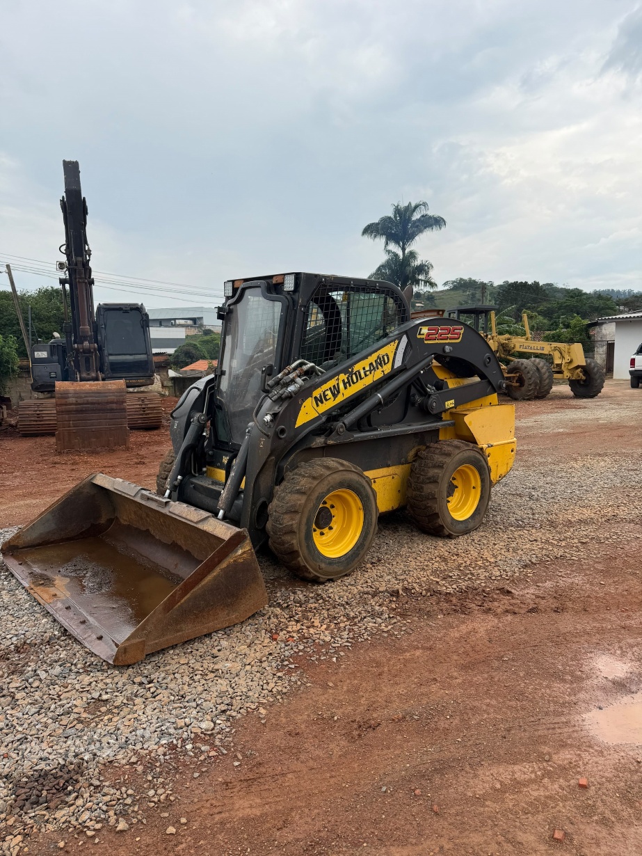 Mini Carregadeira New Holland L225 ano 2017