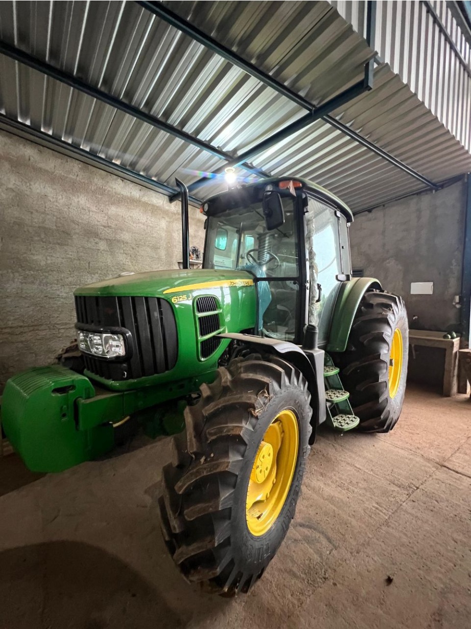 Trator John Deere 6125 J ano 2024