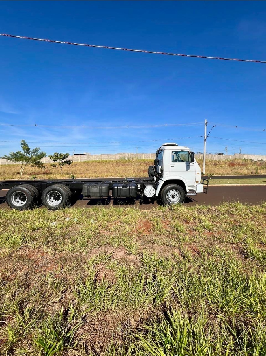 Caminhão Volkswagen 26.260 6x4 worker ano 2011