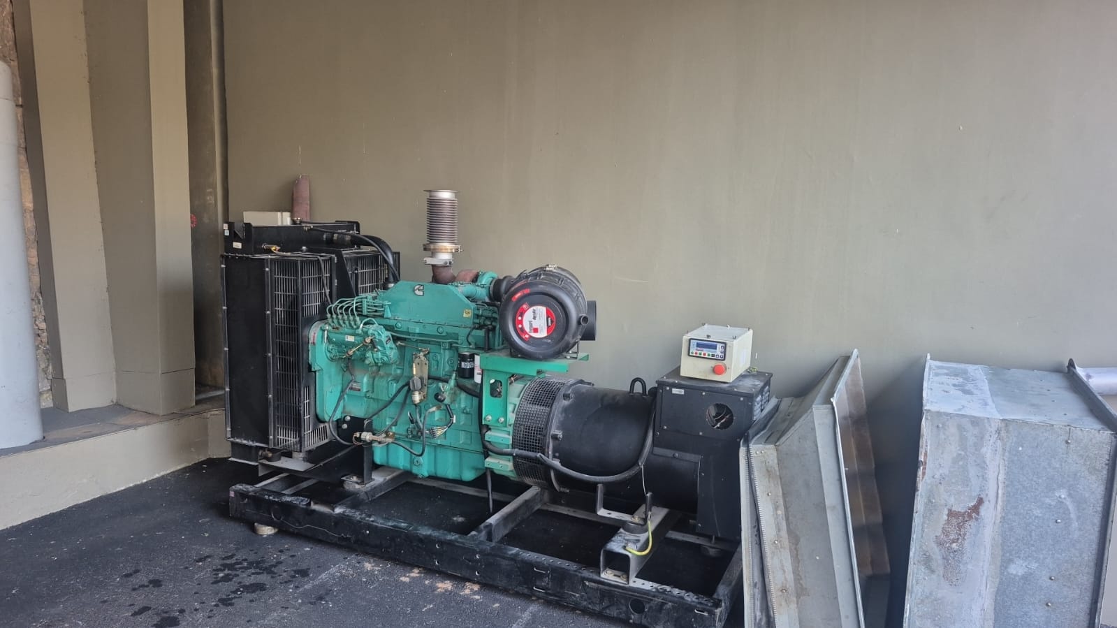 Gerador de Energia Genérica 230 kVA ano 2016
