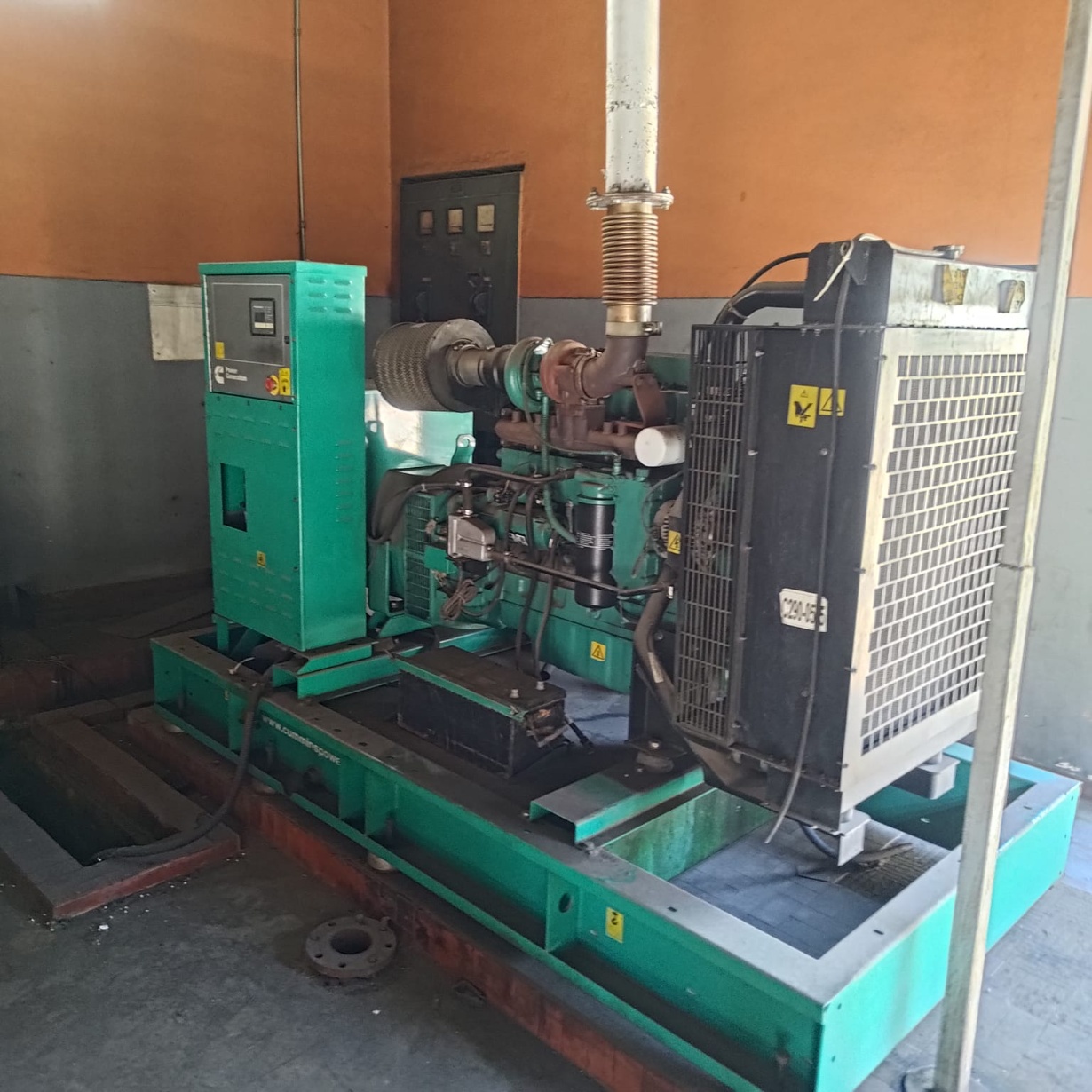 Gerador de Energia Cummins 200 kVA ano 2011