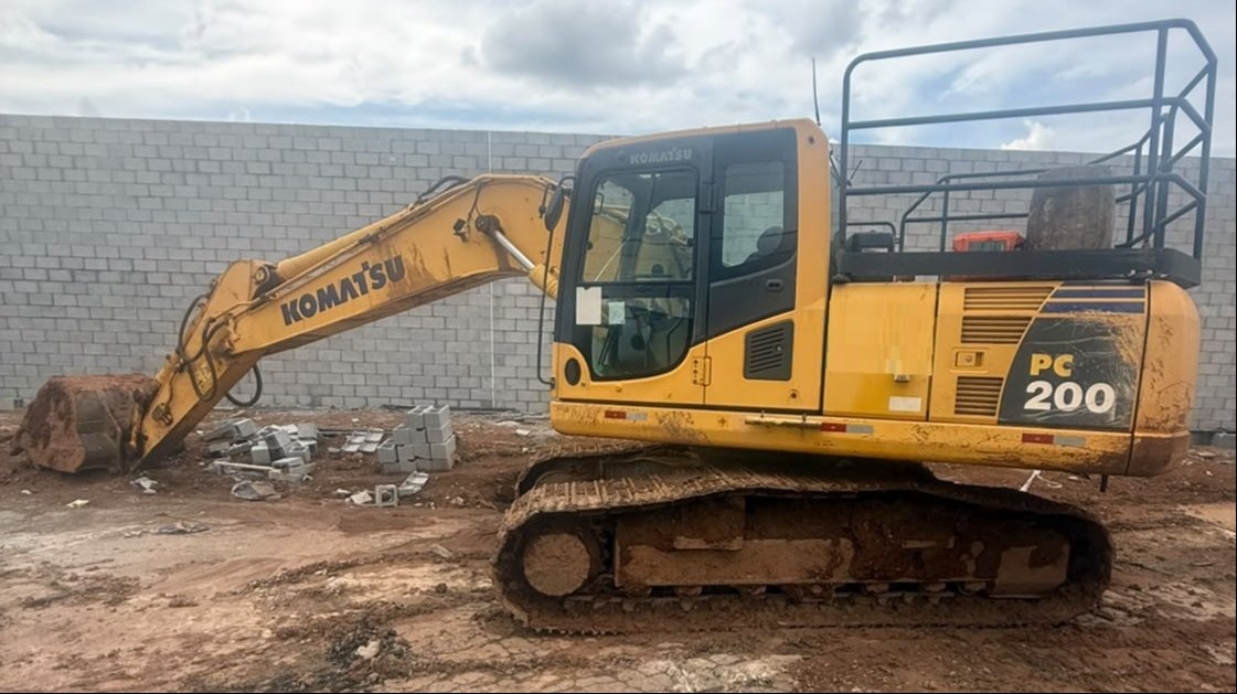 Escavadeira Komatsu PC200 ano 2018