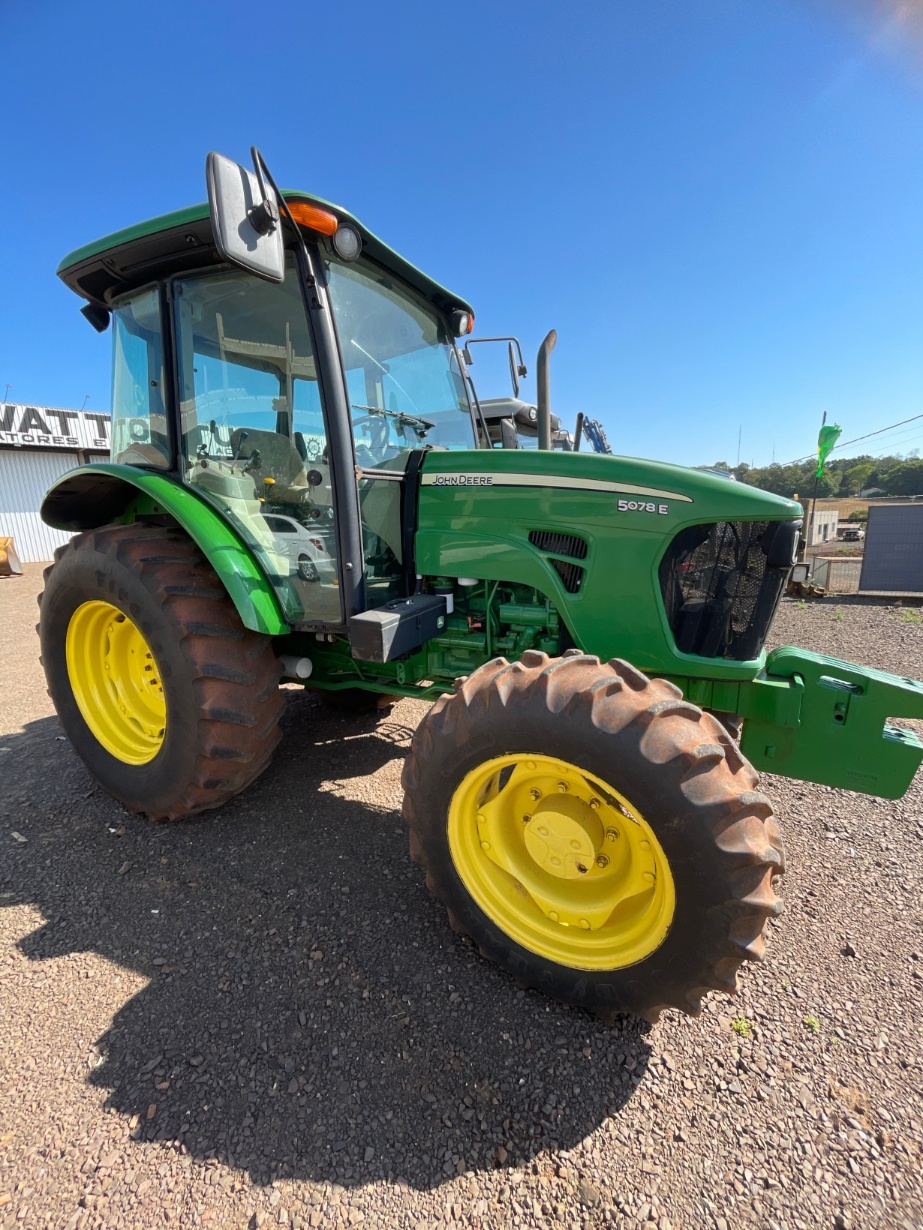 Trator John Deere 5078 E ano 2014