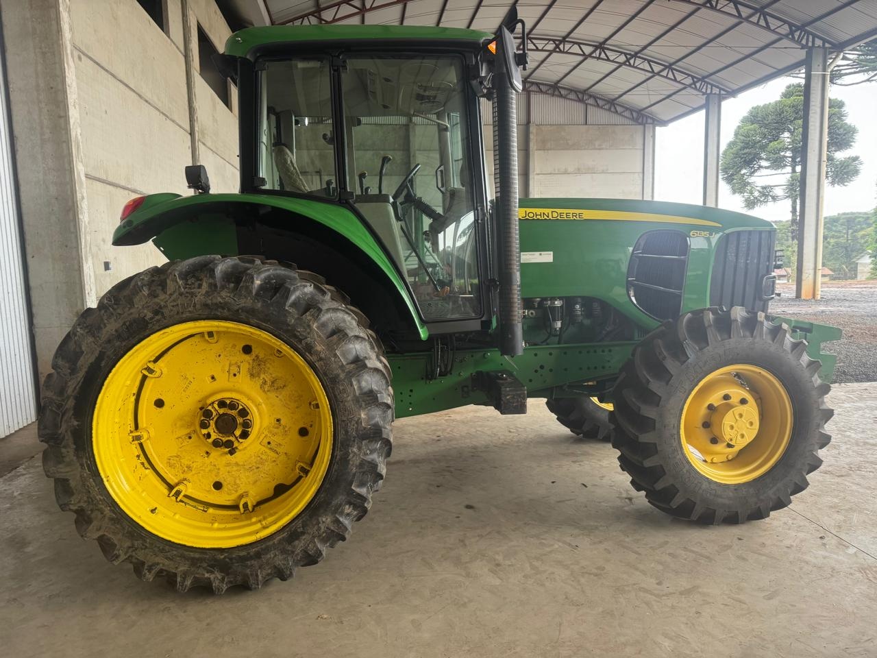 Trator John Deere 6130J ano 2015
