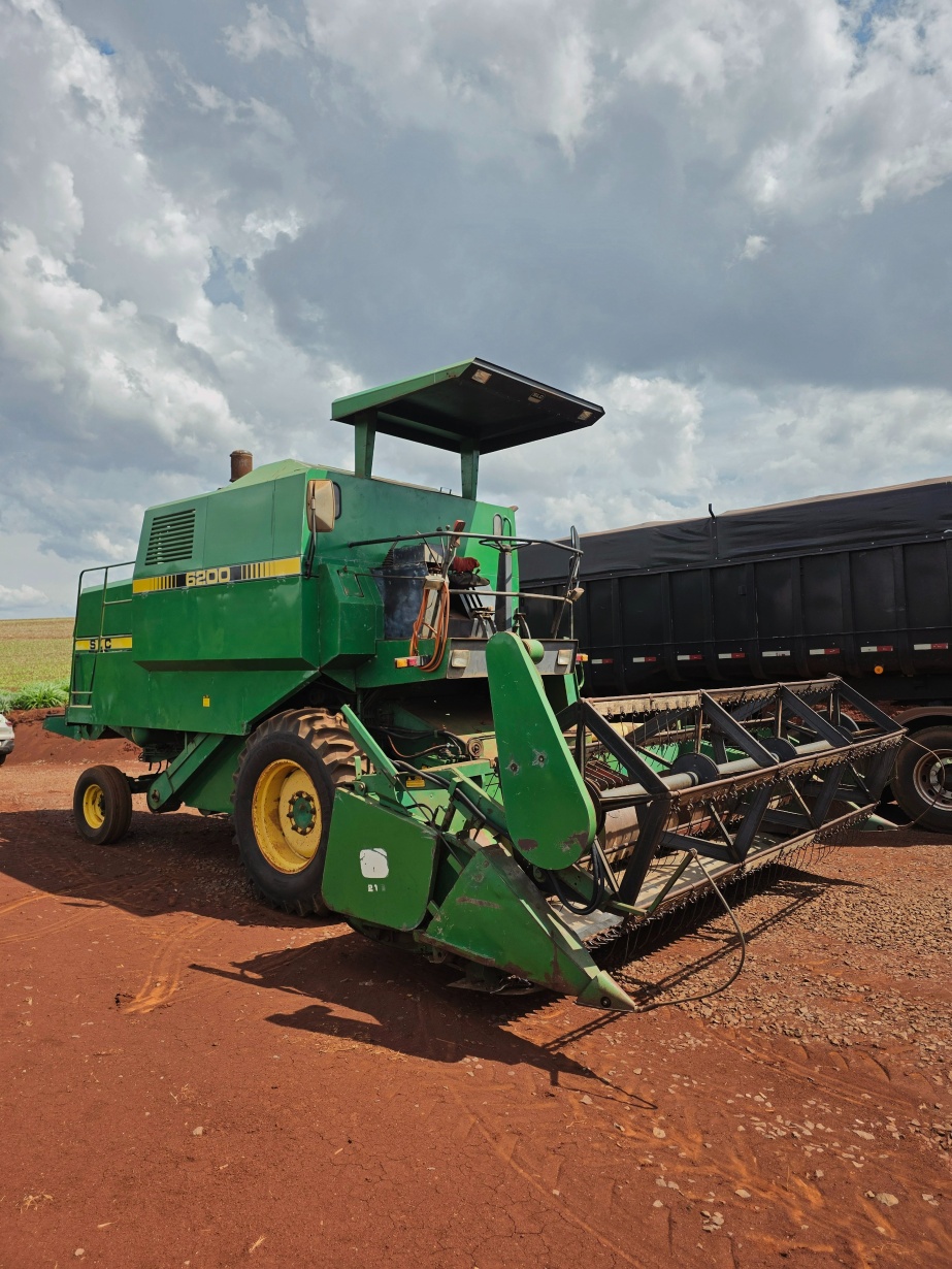 Colheitadeira John Deere 6200 SLC ano 1985