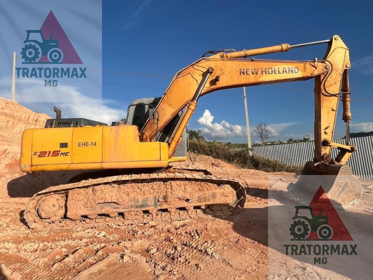 Escavadeira New Holland E215 ano 2008