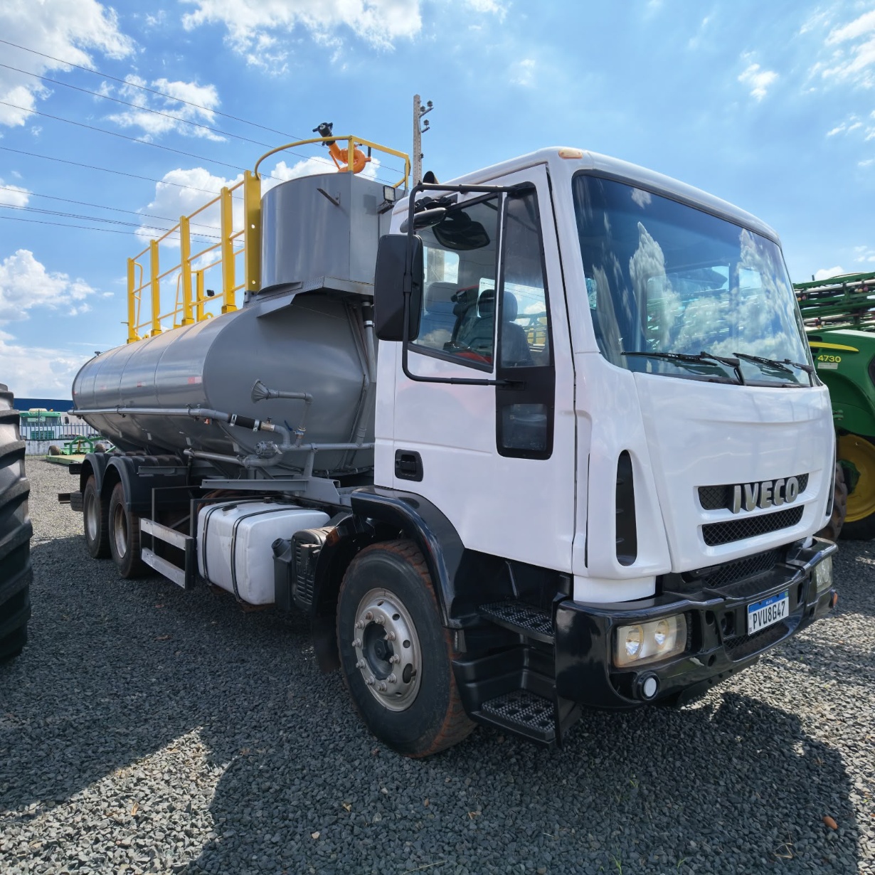 Caminhão Iveco TECTOR 260E28 6x4 ano 2015