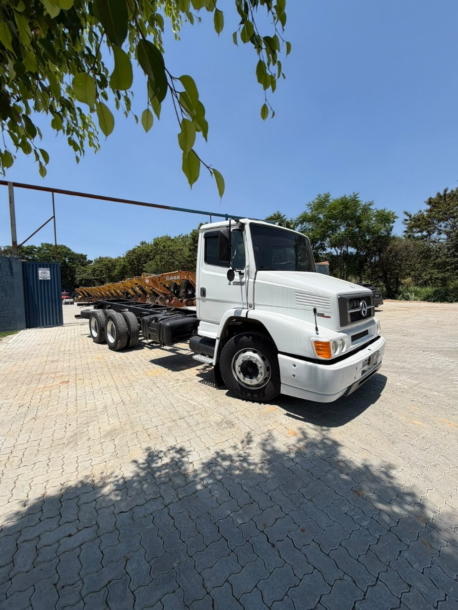 Caminhão Mercedes Benz L1620 ano 2010