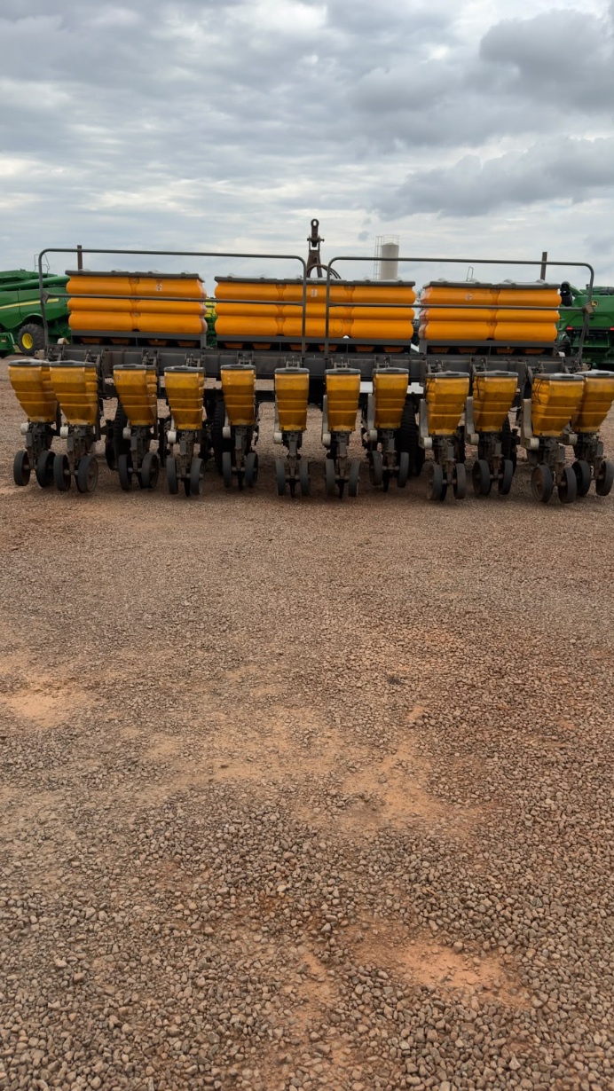 Plantadeira Valtra HiTech BP1307 - De 11 a 15 linhas ano 2015