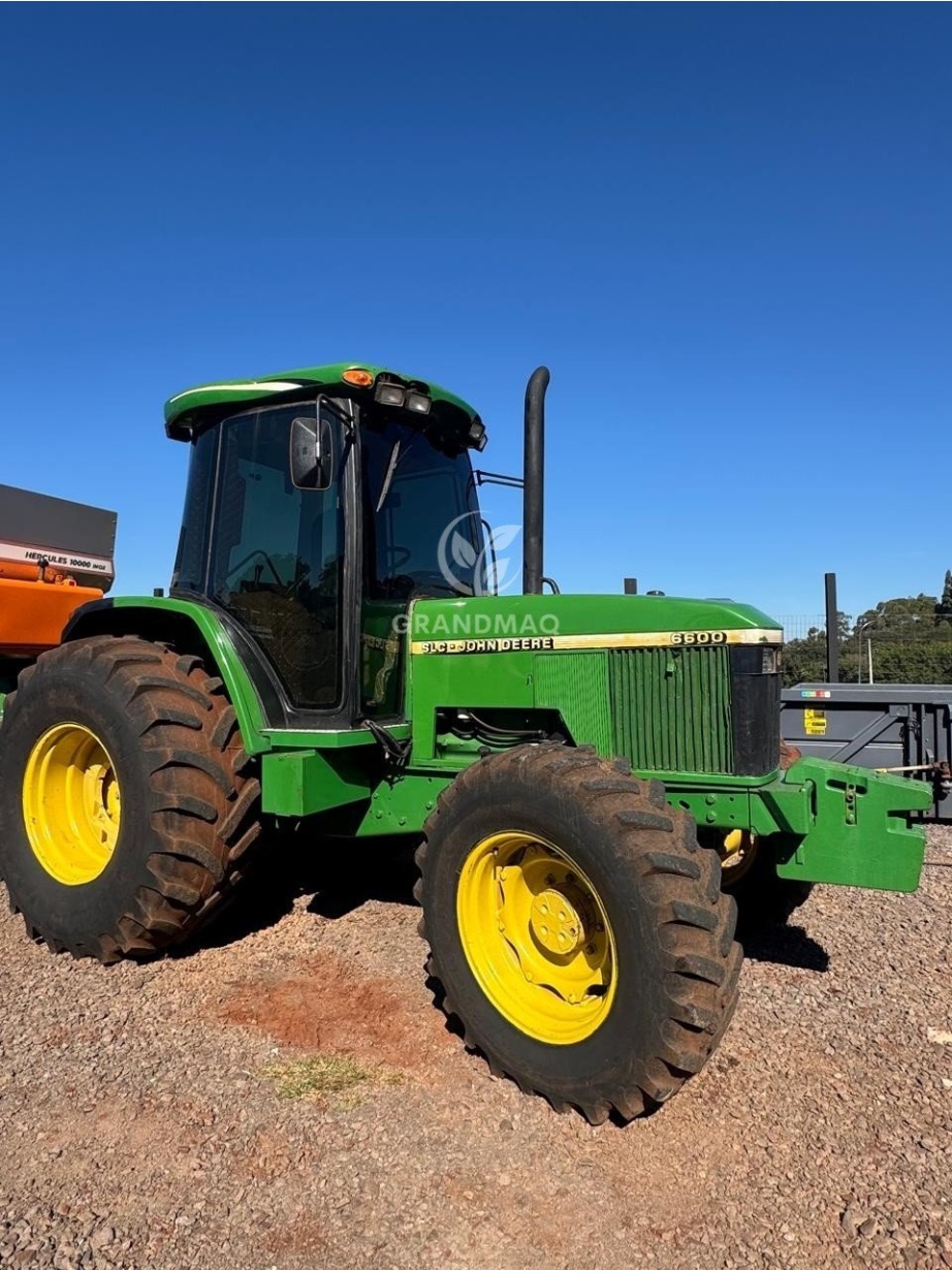 Trator John Deere 6600 ano 1998