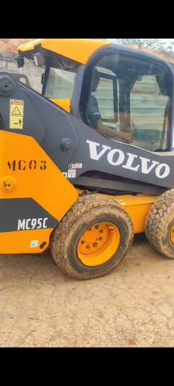 Mini Carregadeira Volvo MC95C ano 2013