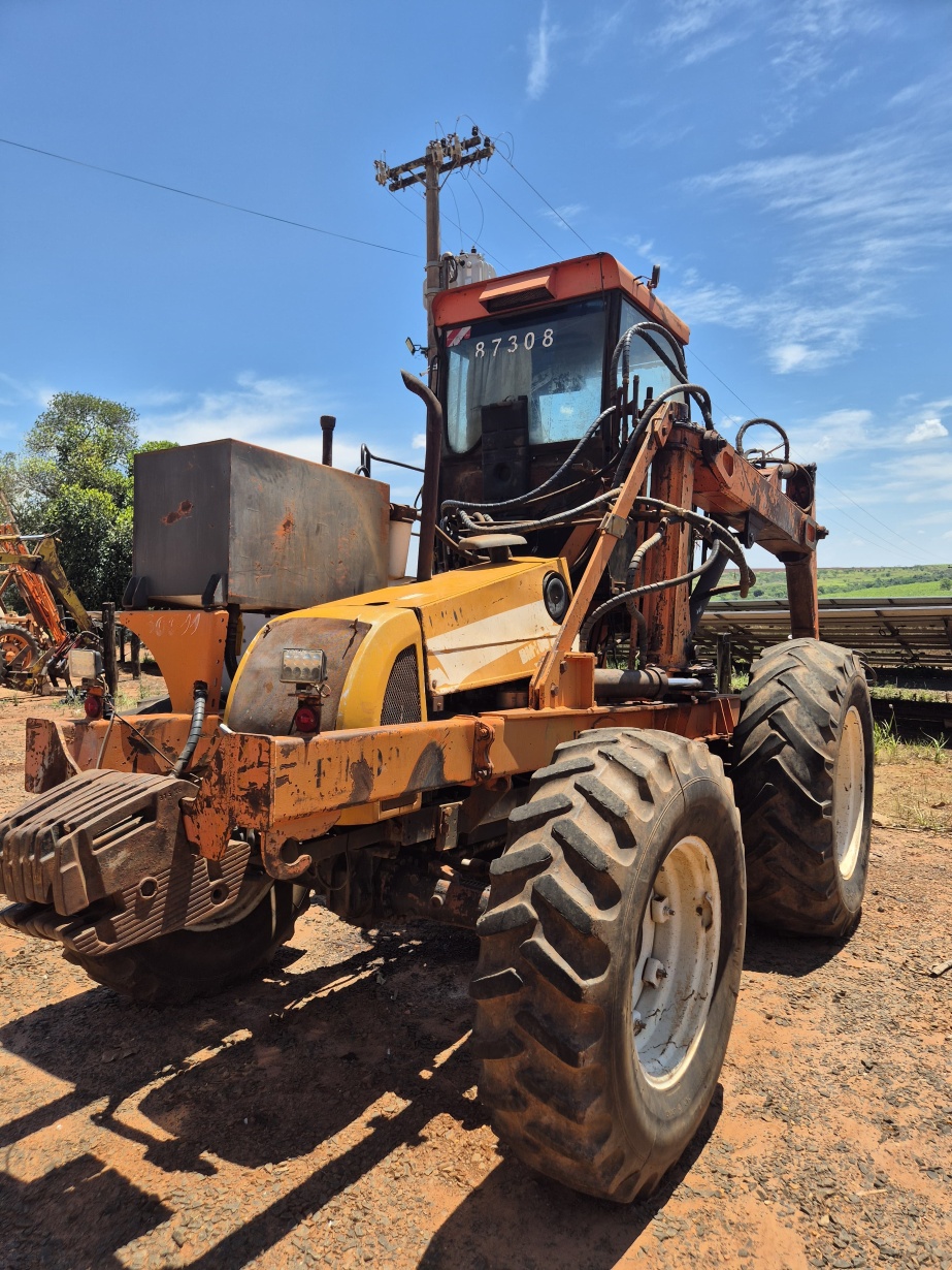 Trator Valtra BM 100 ano 2005