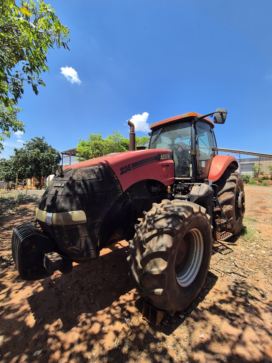 Trator Case magnum 235 ano 2011