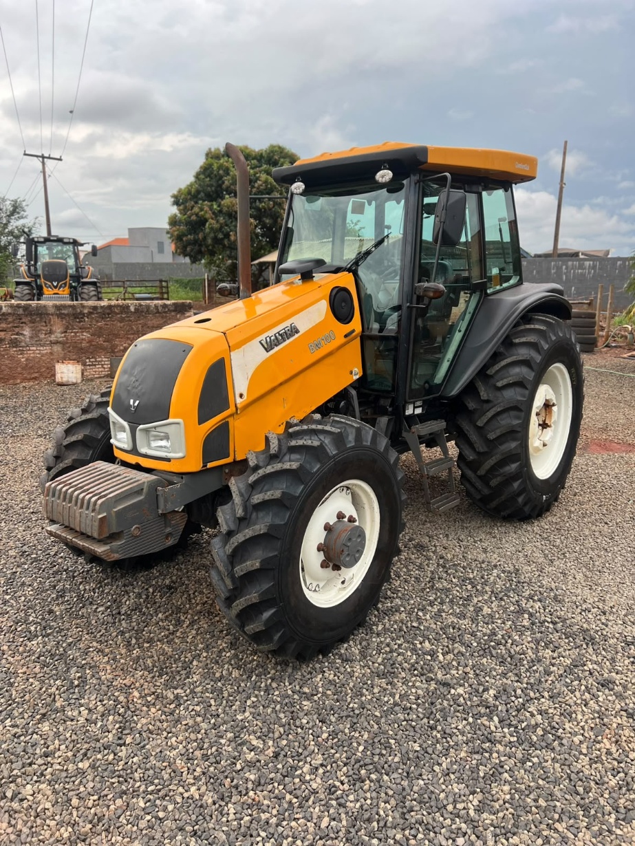 Trator Valtra BM 100 ano 2013