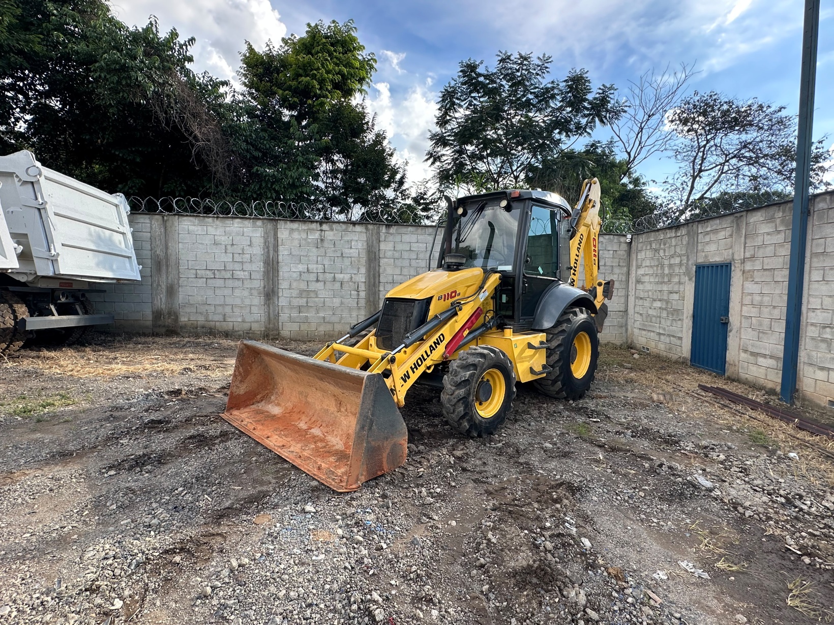 Retroescavadeira New Holland B110B ano 2021