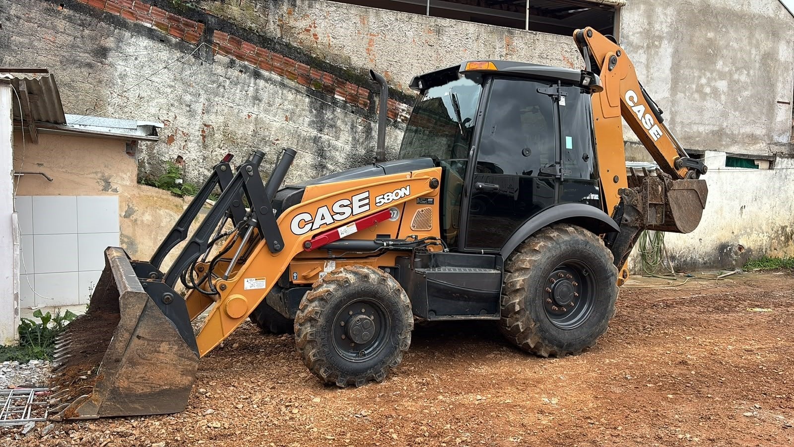 Retroescavadeira Case 580 N  ano 2020