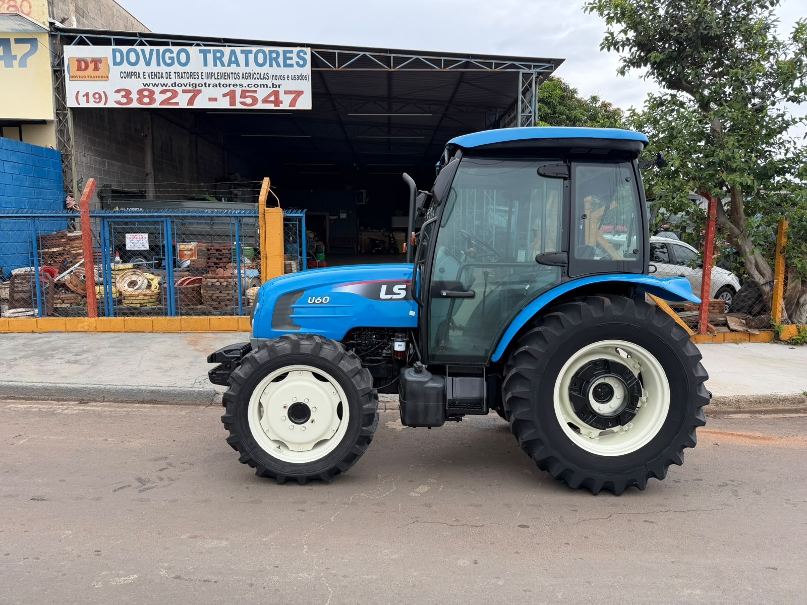 Trator LS Tractor U60 cabinado ano 2017