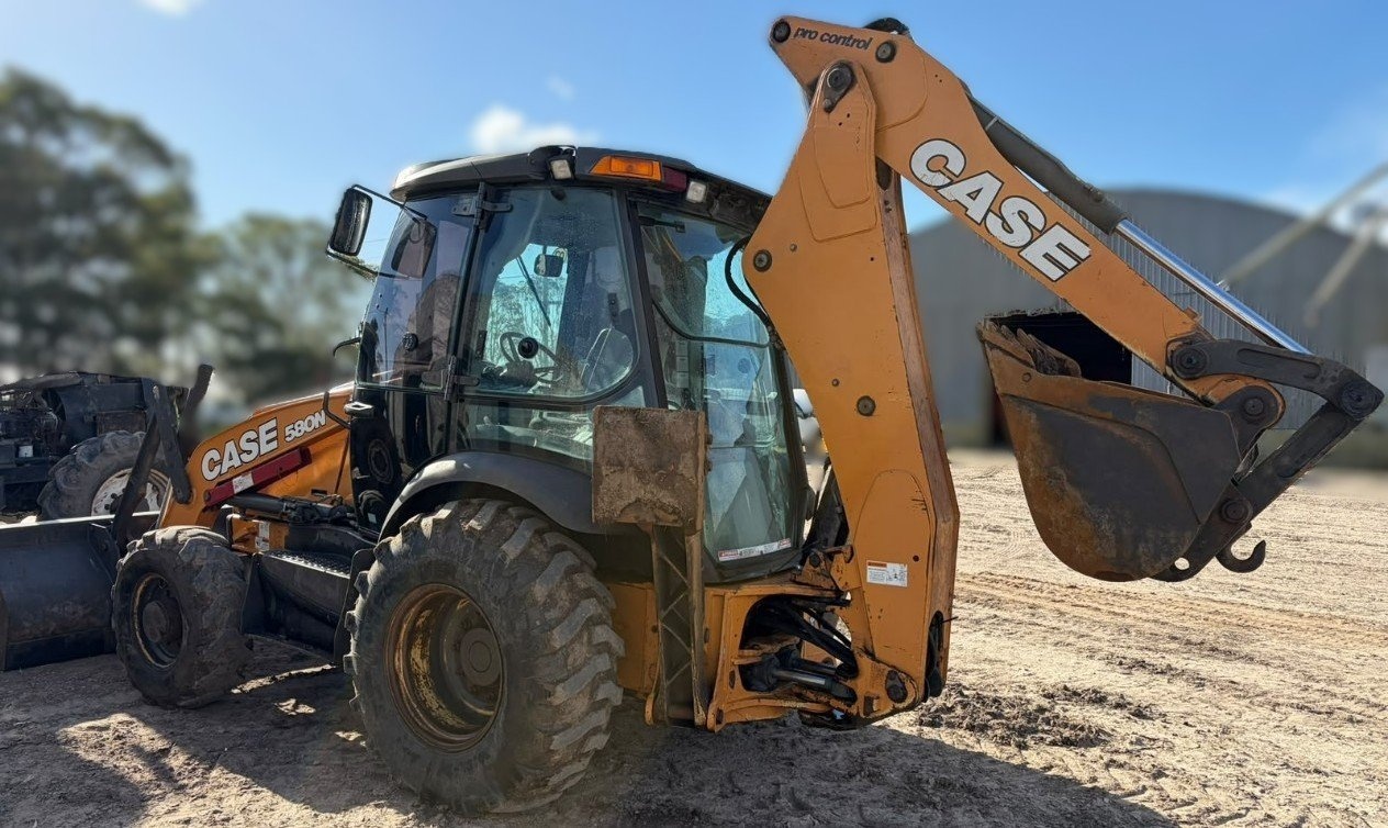 Retroescavadeira Case 580 N  ano 2020