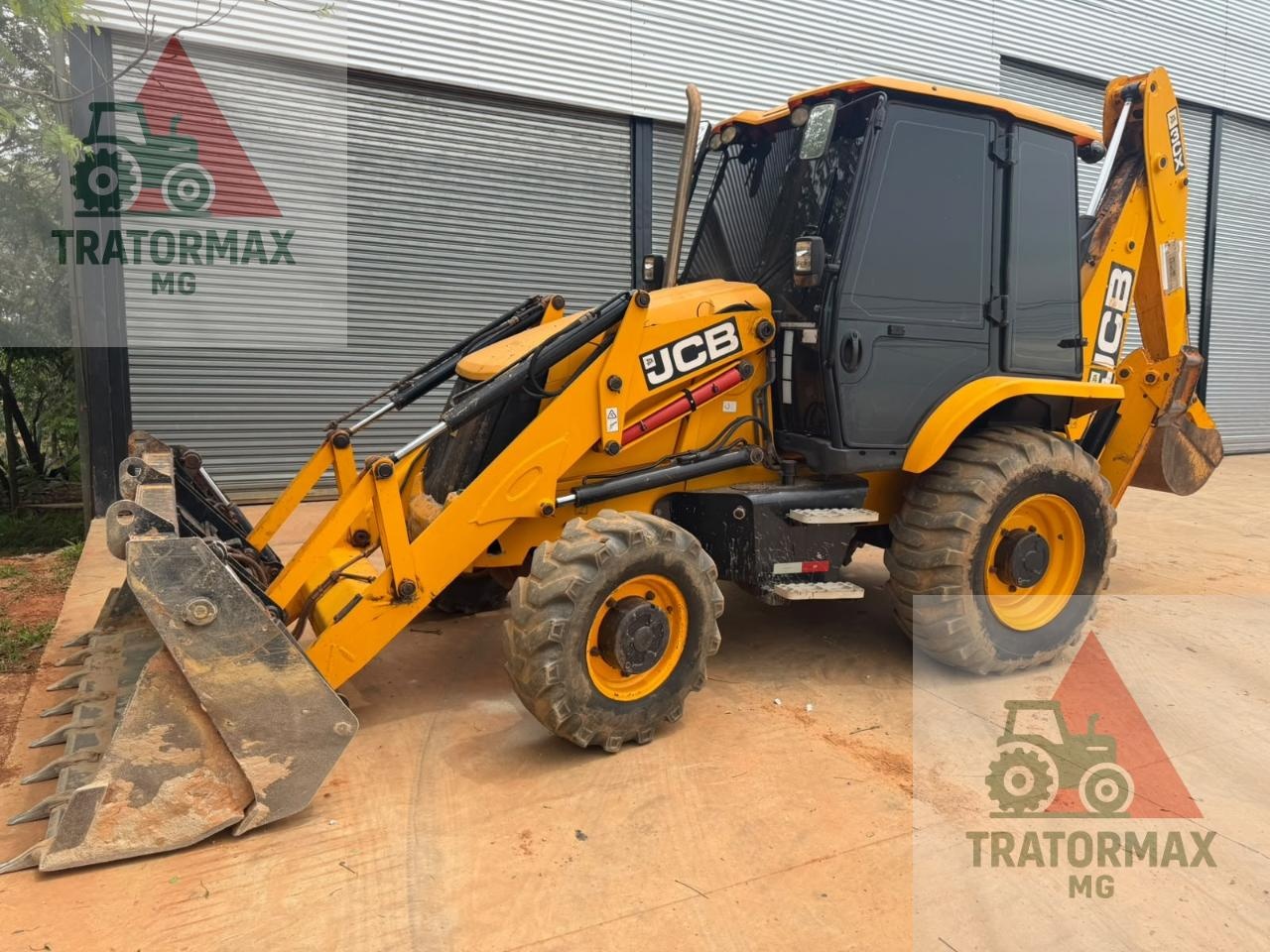 Retroescavadeira JCB 3CX ano 2023