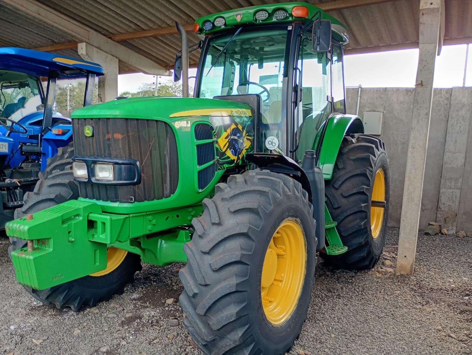 Trator John Deere 6145J ano 2011