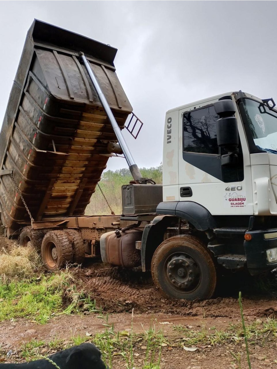 Caminhão Iveco trakker ano 2010