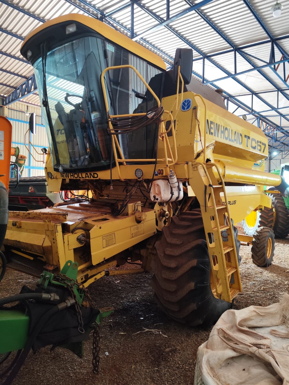 Colheitadeira New Holland TC 57 ano 2000