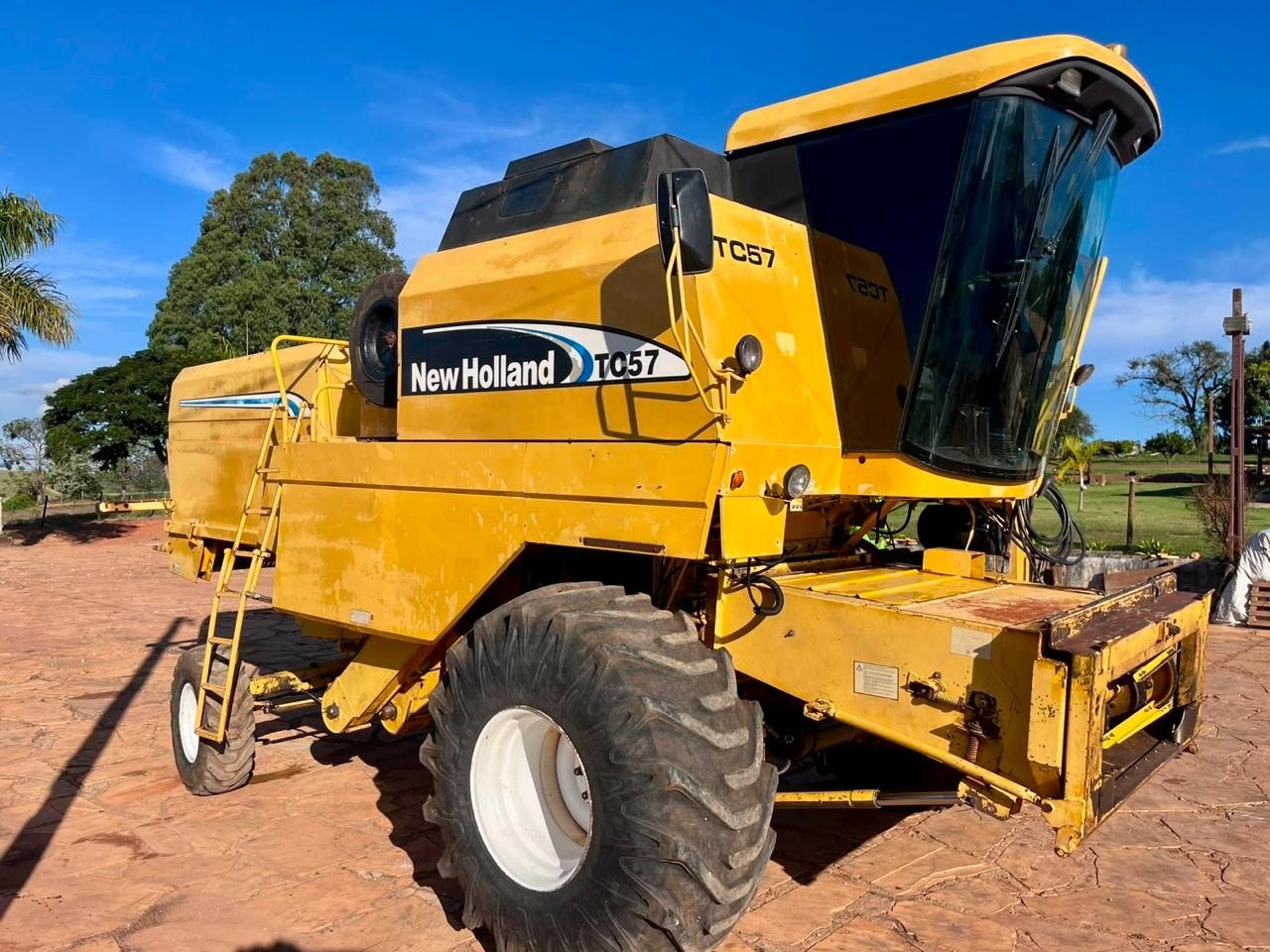 Colheitadeira New Holland TC 57 ano 2003