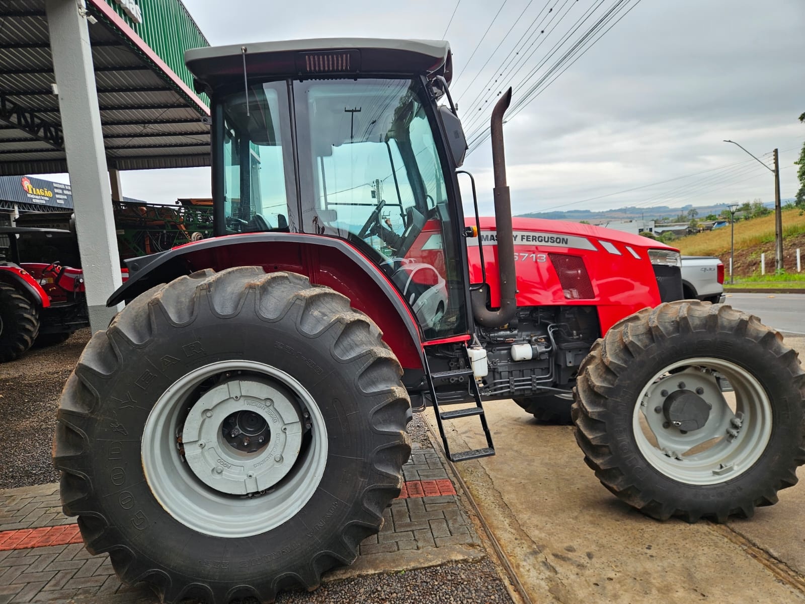Trator Massey Ferguson 6713R ano 2017