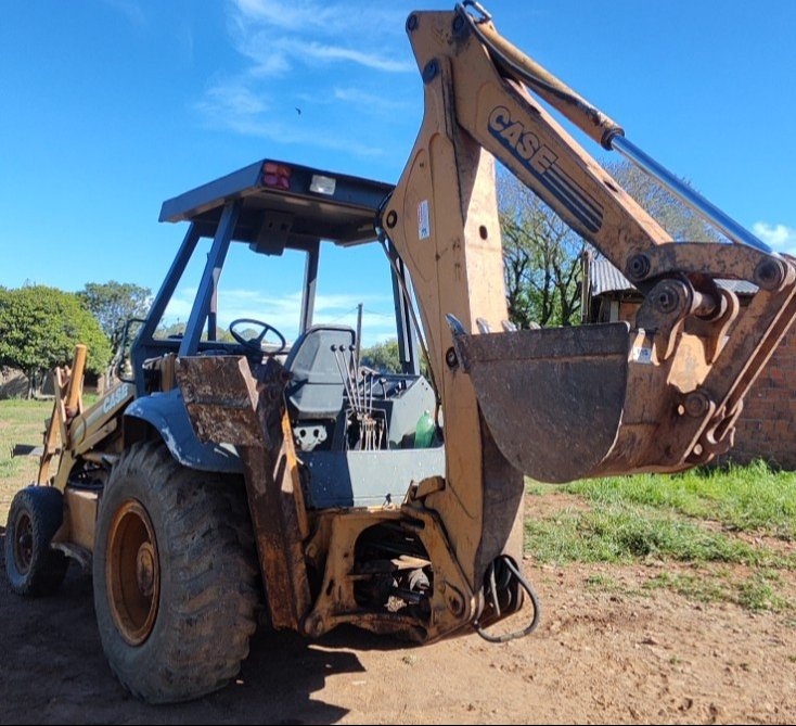 Retroescavadeira Case 580 L ano 2002