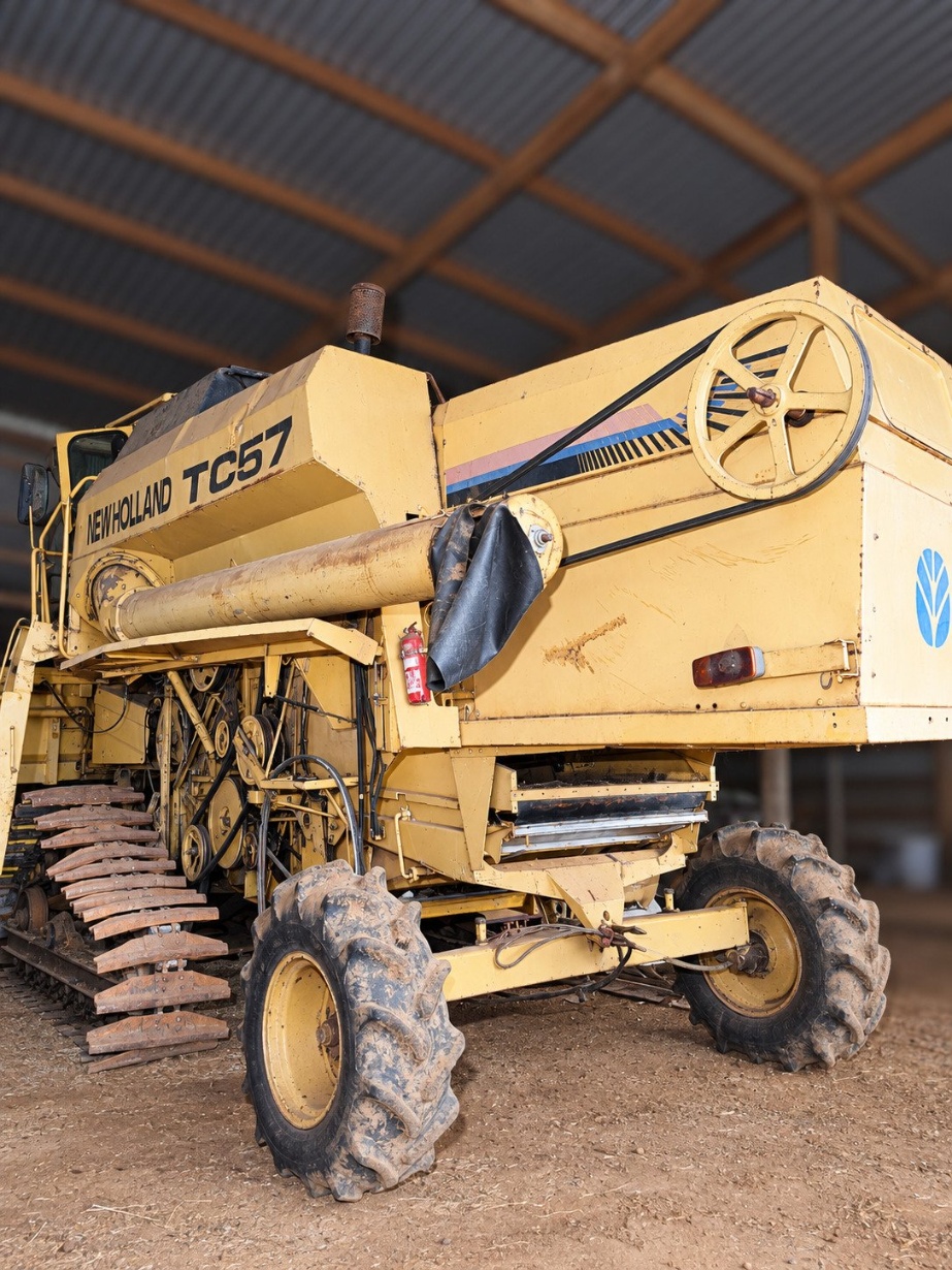 Colheitadeira New Holland TC 57 ano 2001