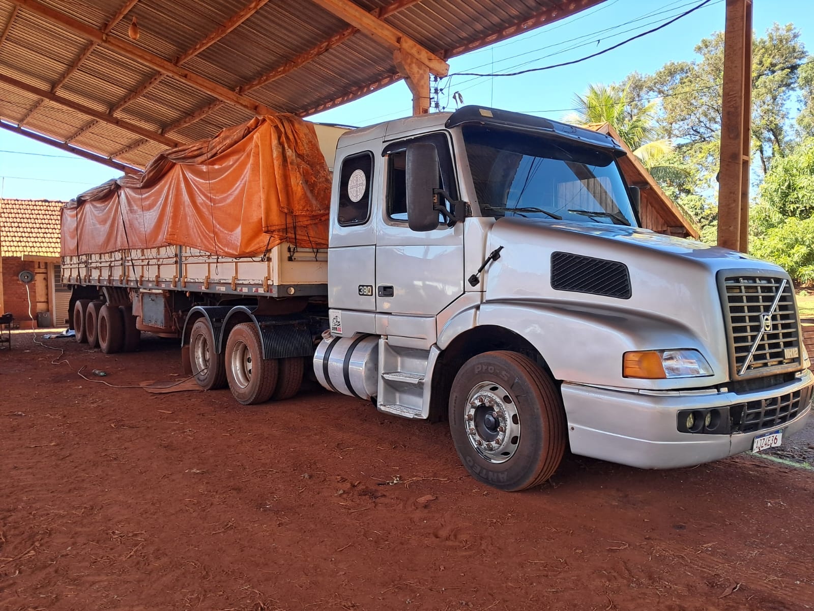 Caminhão Volvo NH12 ano 2001