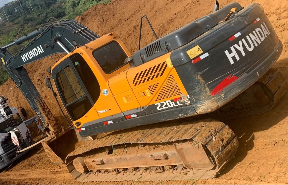 Escavadeira Hyundai 220LC-9 ano 2013