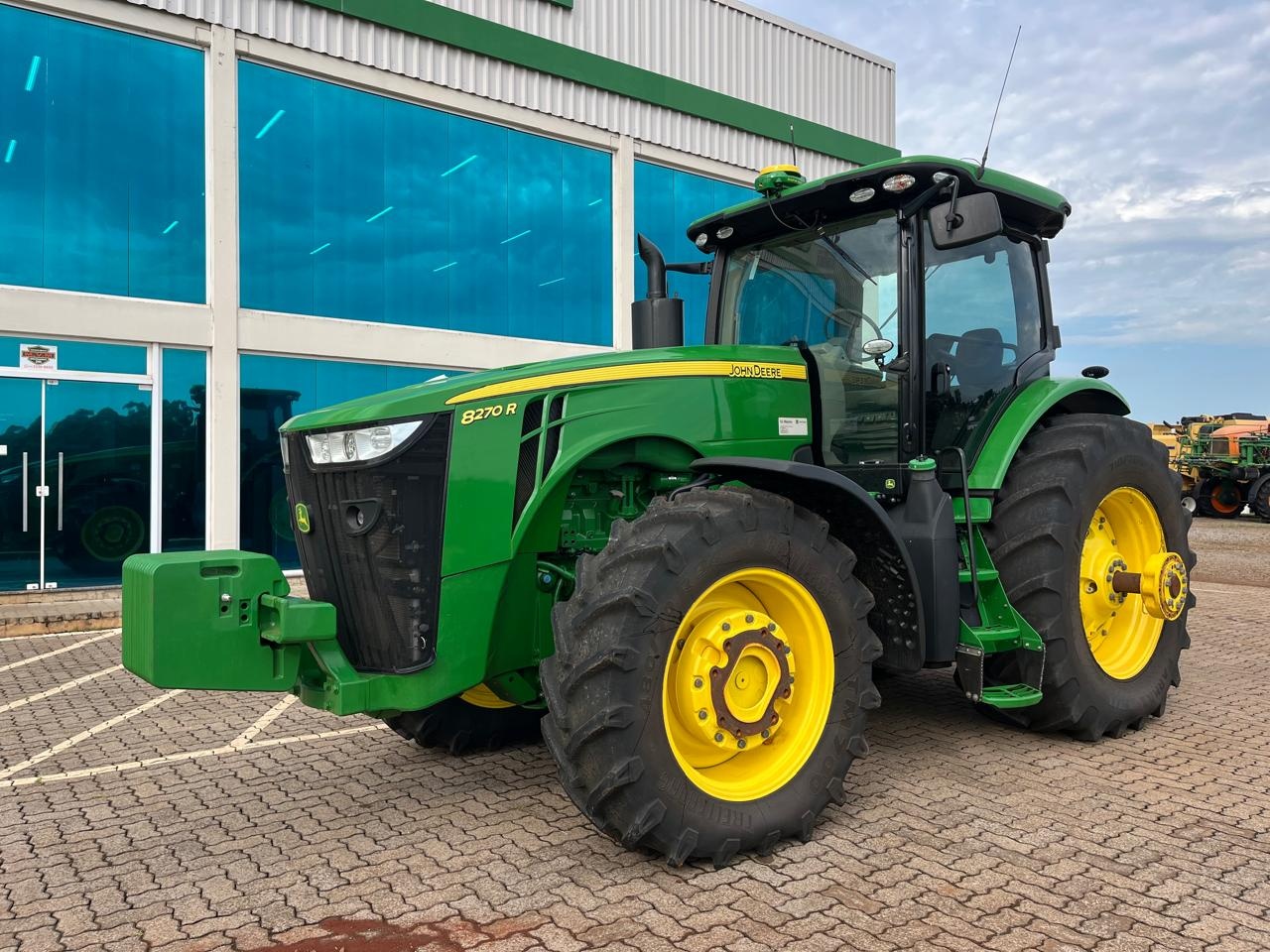 Trator John Deere 8270R ano 2023