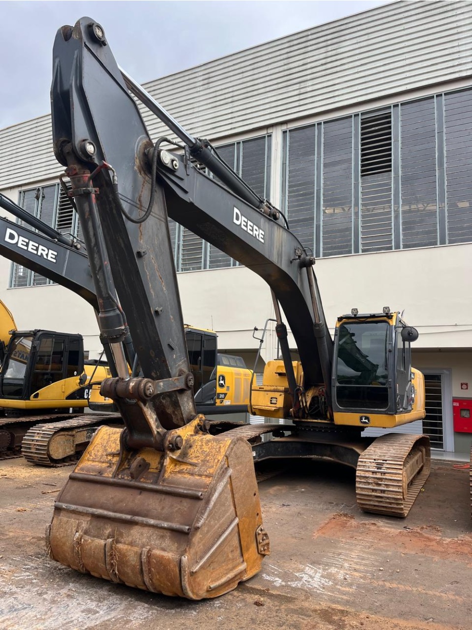 Escavadeira John Deere 210G ano 2020