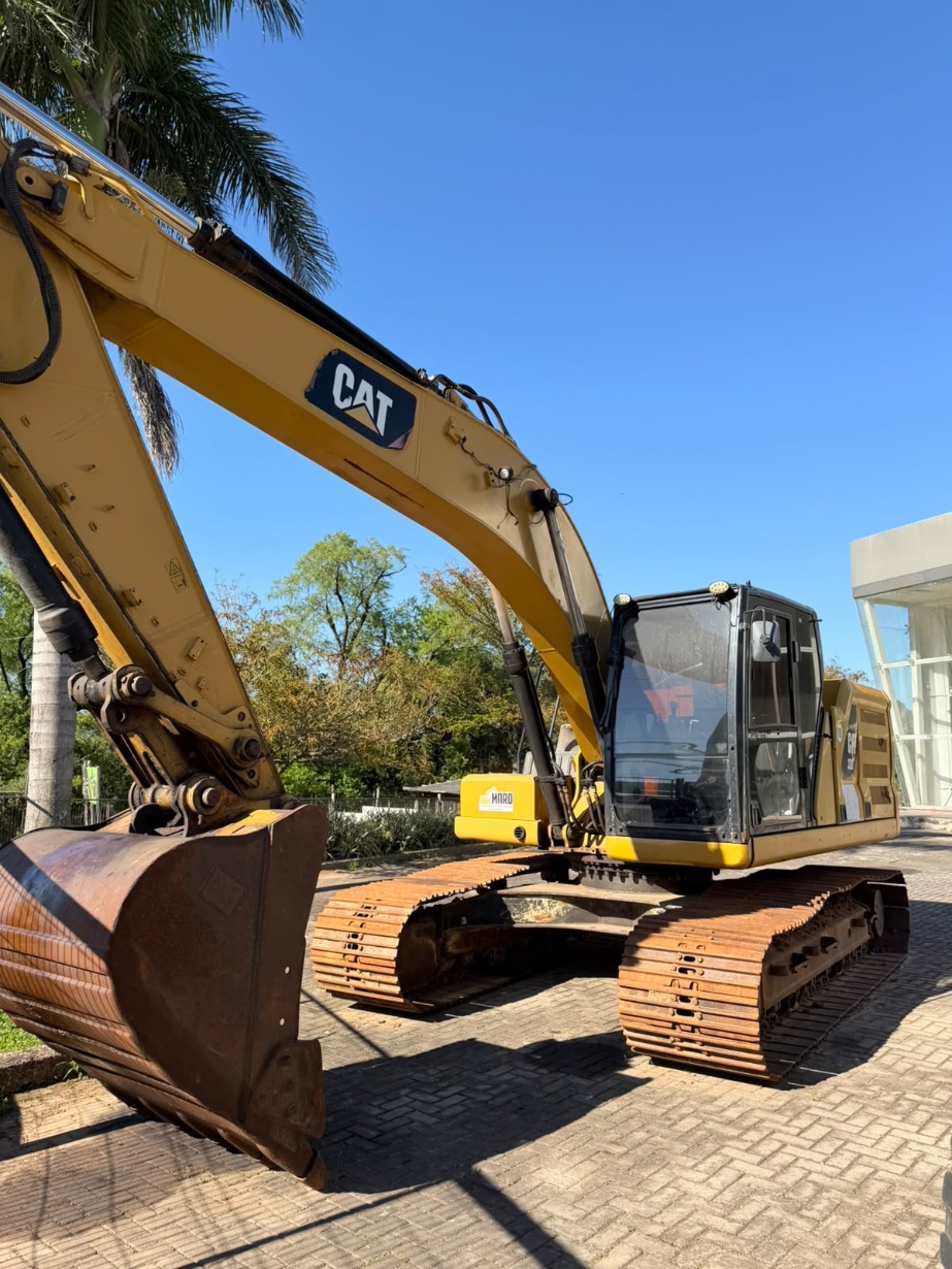 Escavadeira Caterpillar 320 ano 2020