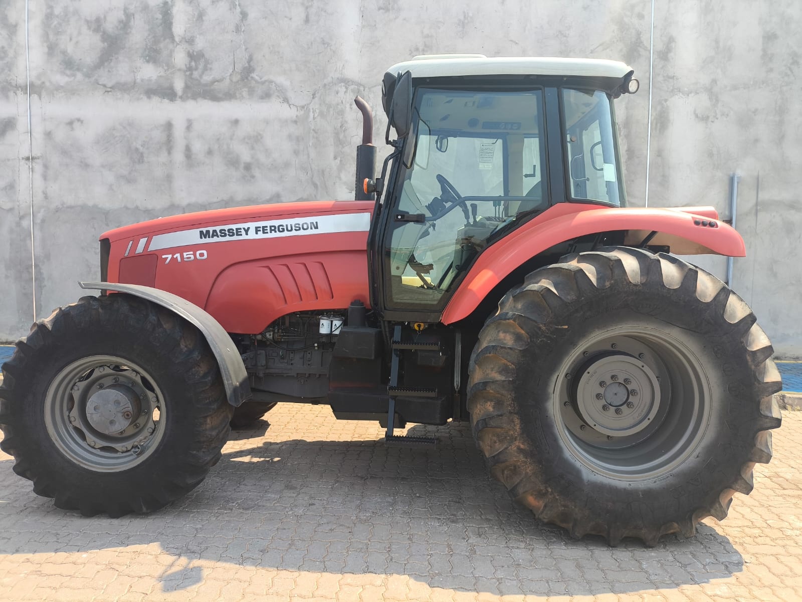 Trator Massey Ferguson MF 7150 ano 2015